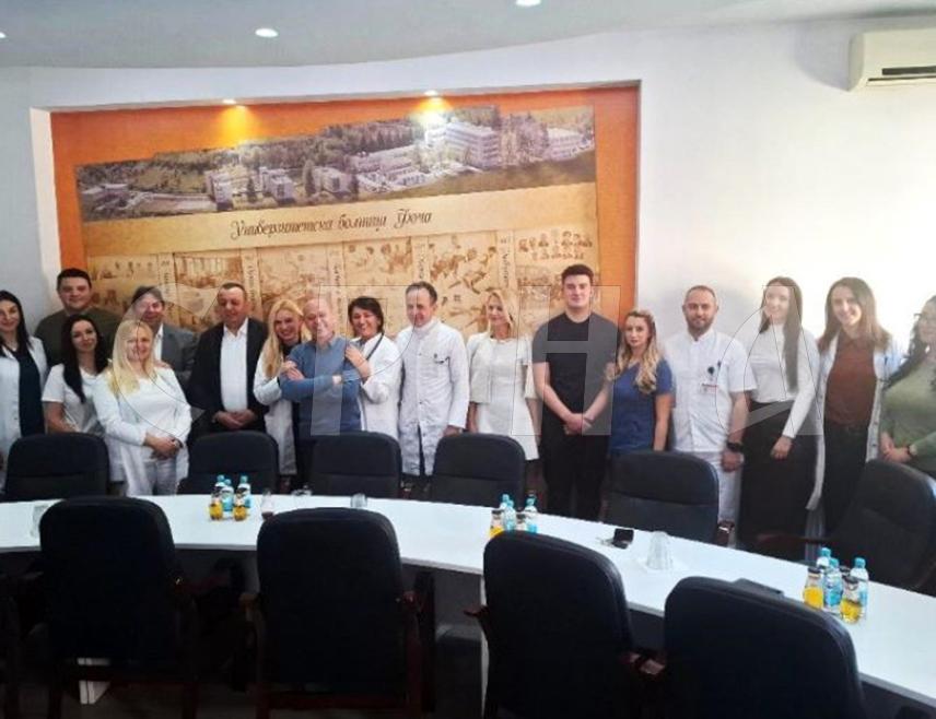 ФОЧА, 29. ДЕЦЕМБРА /СРНА/ - Универзитетска болница Фоча за 10 својих љекара финансираће трогодишње докторске студије на Медицинском факултету, док ће ова високошколска установа докторанде ослободити плаћања одбране доктората, дефинисано је споразумом о заједничком улагању у стручни кадар, који је данас потписан.