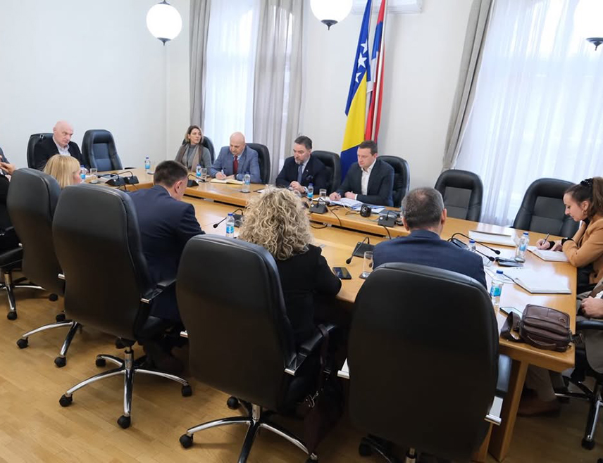 САРАЈЕВО, 29. ДЕЦЕМБРА /СРНА/ - Министар спољне трговине и економских односа у Савјету министара Сташа Кошарац одржао је данас радни састанак са представницима надлежних министарстава Републике Српске и Федерације БиХ о усаглашавању Мапе пута Система за трговање емисијама /ЕТС/.