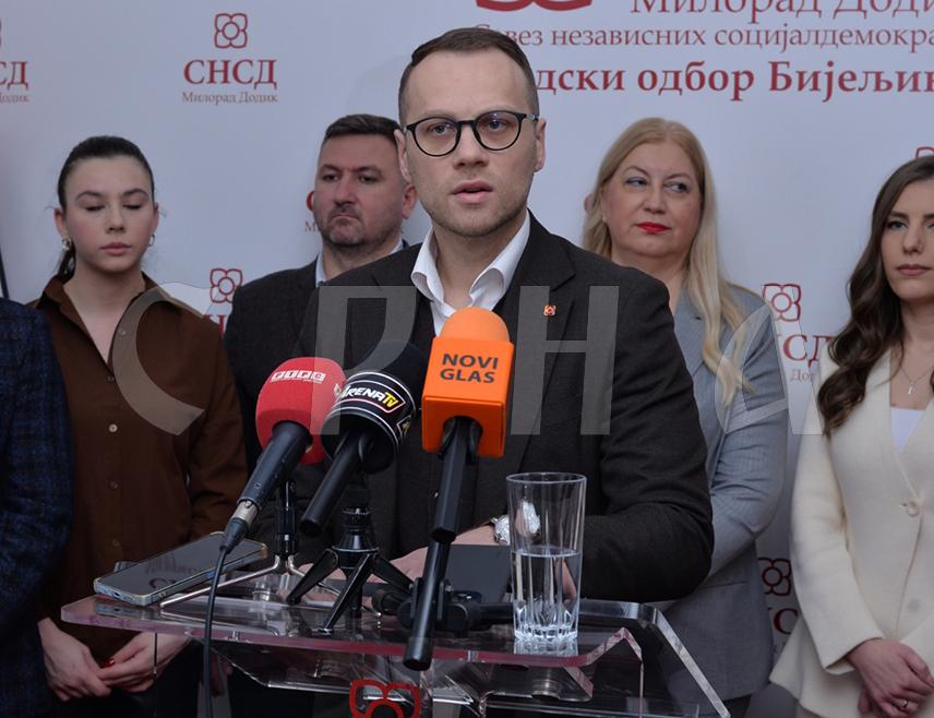 БИЈЕЉИНА, 30. ДЕЦЕМБРА /СРНА/ - Предсједник Градског одбора СНСД-а Бојан Савић оцијенио је да је протекла година била изазовна, али да су чланови задовољни функционисањем овог одбора, који је показао спремност да одговори на све изазове, а радиће на томе да градске власти постану  бољи сервис грађанима.