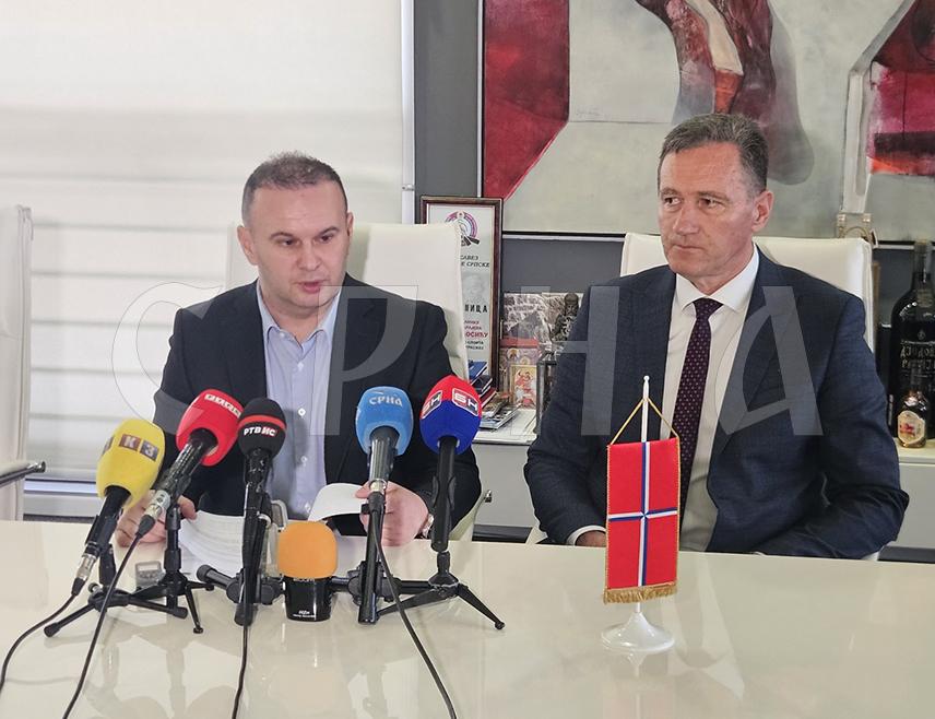 ИСТОЧНО САРАЈЕВО, 30. ДЕЦЕМБРА /СРНА/ - Градоначелник Источног Сарајева Љубиша Ћосић изјавио је да је Градска управа у протеклој години, уз подршку Владе и руководства Републике Српске, улагала у инфраструктурне пројeкте и развој свих сегмената друштва у свих шест општина.