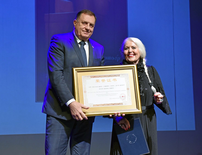 БАЊАЛУКА, 30. ДЕЦЕМБРА /СРНА/ - Предсједник СНСД-а Милорад Додик истакао је да Дјечије позориште у Бањалуци чува оно најважније - дјетињство, те да друштво које чува своје дјетињство има и снагу и будућност.