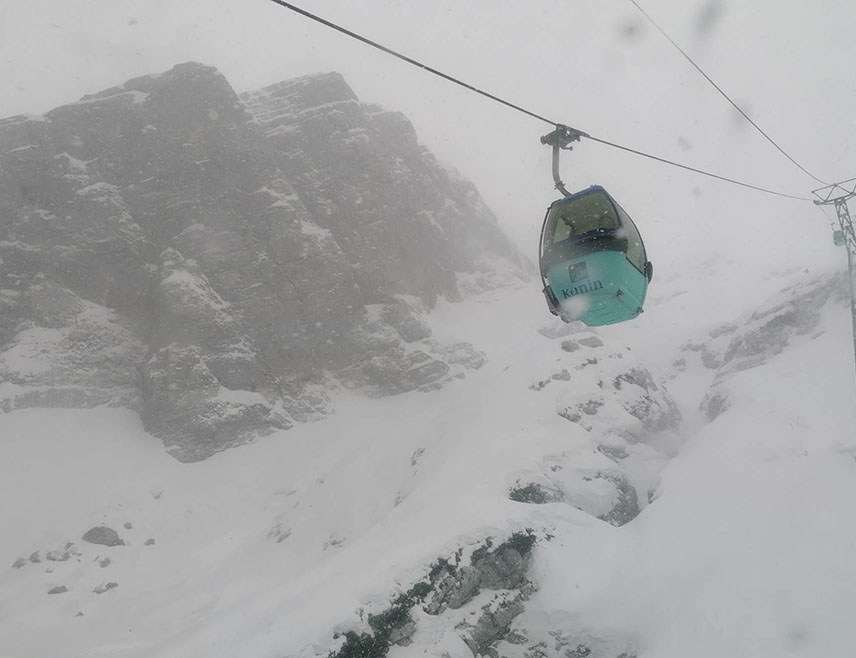 РИМ, 30. ДЕЦЕМБРА /СРНА-Ројтерс/ - Најмање четири особе су повријеђене, а хеликоптери су учествовали у спасавању 100 људи након несреће на жичари на планини у сјеверозападном дијелу Италије, саопштено је из ватрогасне службе.