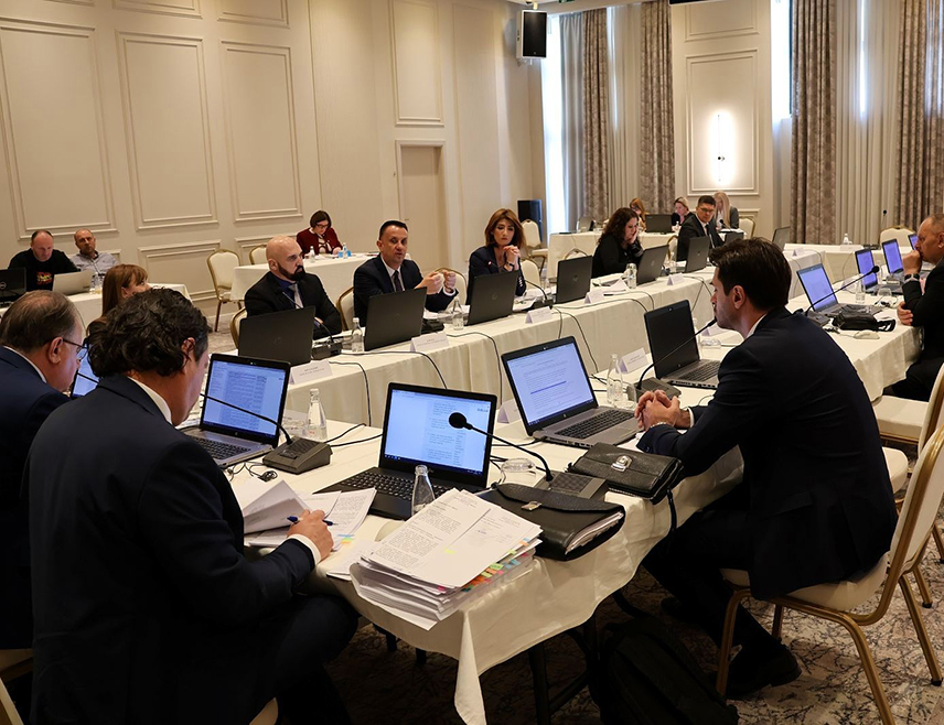 САРАЈЕВО, 30. ДЕЦЕМБРА /СРНА/ - Влада Федерације БиХ /ФБиХ/ донијела је данас на телефонској сједници одлуку о износу најниже плате за 2026. годину у нето износу од 1.027 КМ.