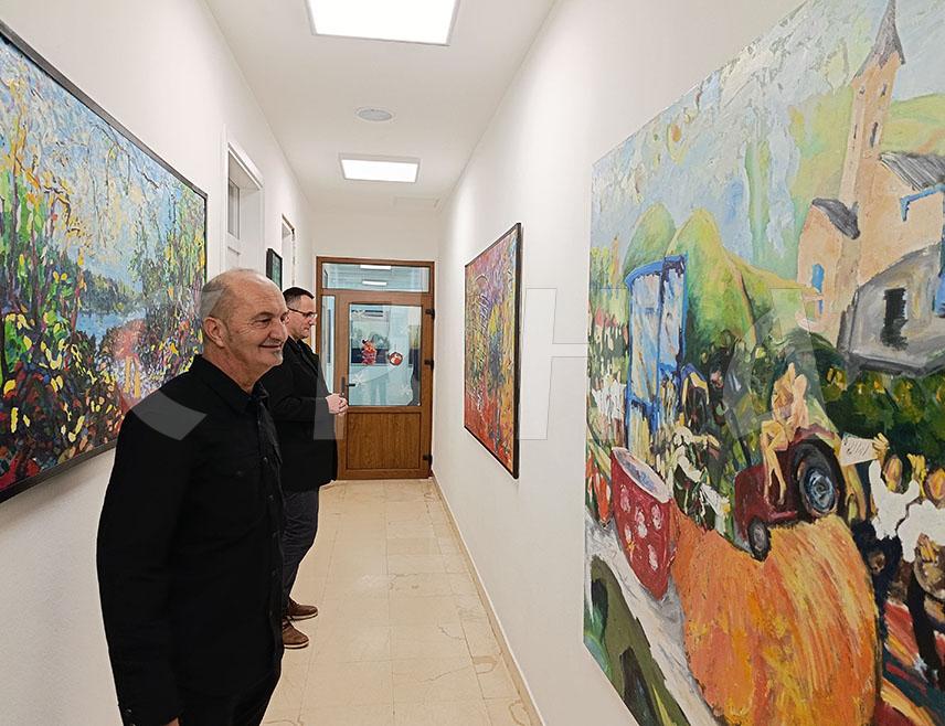 МРКОЊИЋ ГРАД, 30. ДЕЦЕМБРА /СРНА/ - У просторијама Народне библиотеке Мркоњић Град вечерас је отворена изложба "Изокола" ликовног умјетника Жељка Вученовића и уприличена свечана додјела захвалница највјернијим читаоцима у овој години.