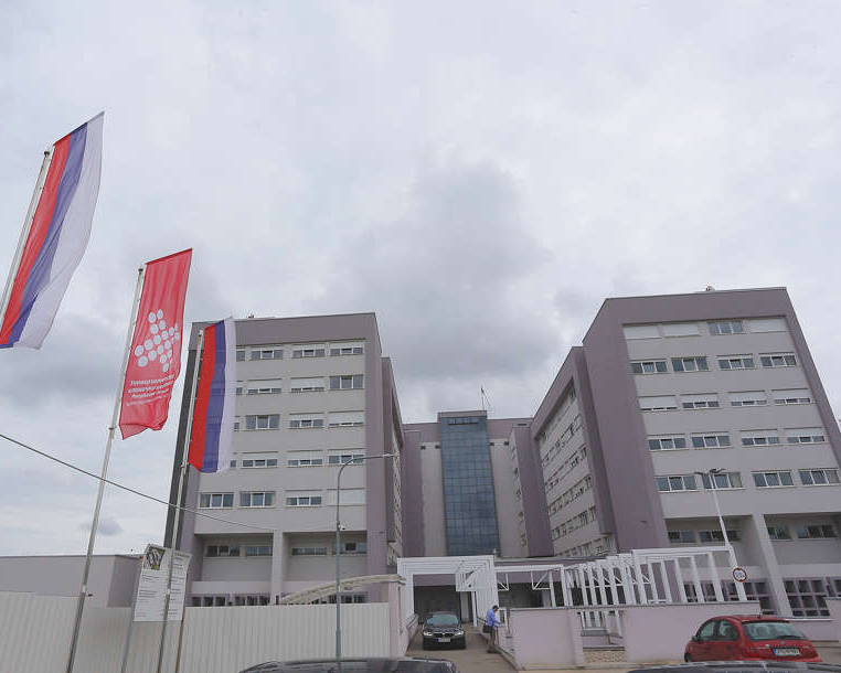 БАЊАЛУКА, 31. ДЕЦЕМБРА /СРНА/ - Због повећаног броја респираторних инфекција, од сутра су забрањене посјете пацијентима у свим клиникама Универзитетског клиничког центра /УКЦ/ Републике Српске, саопштено је из ове здравствене установе.