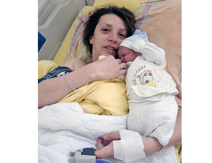 БАЊАЛУКА, 1. ЈАНУАРA /СРНА/ - Одбор за помоћ Косову и Метохији из Бањалуке даровао је данас 500 евра прворођеној беби у Грачаници, а у току дана очекују рођење још двије бебе у Пасјану и Косовској Митровици којима ће, такође, поклонити по 500 евра.