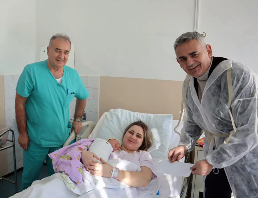 БРЧКО, 1. ЈАНУАРА /СРНА/ - Градоначелник Брчко дистрикта Синиша Милић даривао је прву бебу рођену у овом граду у 2026. години.