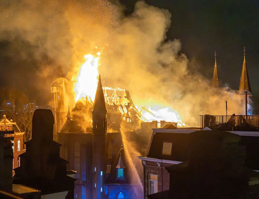 АМСТЕРДАМ, 1. ЈАНУАРА /СРНА/ - Велики број становника Амстердама евакуисан је због пожара у цркви Вонделкерк, јавља Би-Би-Си.