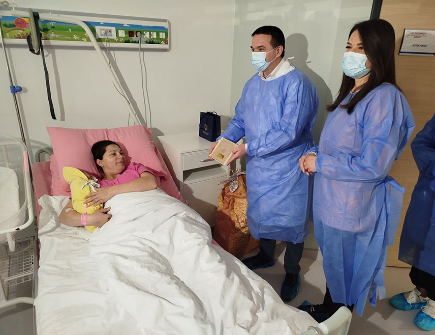 DOBOJ, January 1 /SRNA/ - On behalf of the Acting President of Republika Srpska, Ana Trišić Babić, baby Danijela Dakanović from Miloševac was today presented with a gold ducat. She is the first baby born in the maternity ward of the Doboj hospital in 2026 and the first baby born at midnight in Republika Srpska.