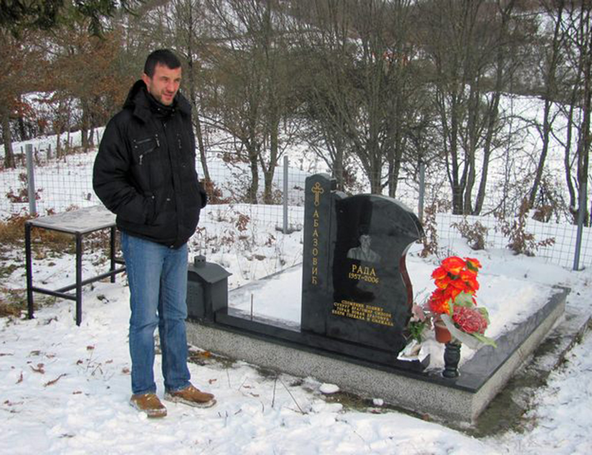 РОГАТИЦА, 5. ЈАНУАРА /СРНА/ - Италијански карабињери, припадници СФОР-а, убили су на данашњи дан прије 20 година Раду Абазовић /47/ на кућном прагу у селу Бјелогорци код Рогатице, а тешко ранили њеног малољетног сина Драгољуба и супруга Драгомира.