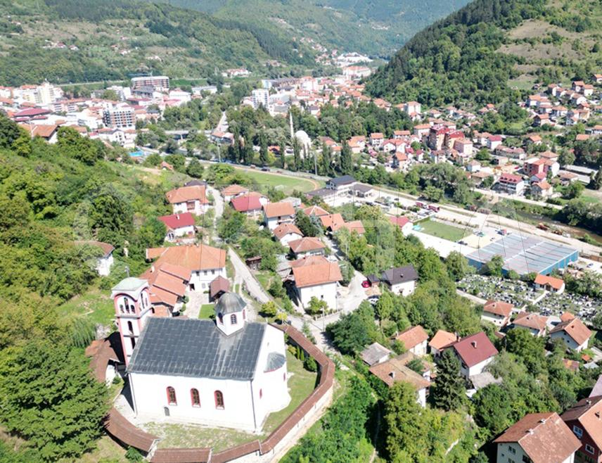 ФОЧА, 2. ЈАНУАРА /СРНА/ - У средњовјековној Хочи, прије пада под Турке, о чему поуздано говоре историјски извори, постојале су двије цркве - једна на десној, а друга на лијевој обали Ћехотине на простору данашње Пријеке чаршије.