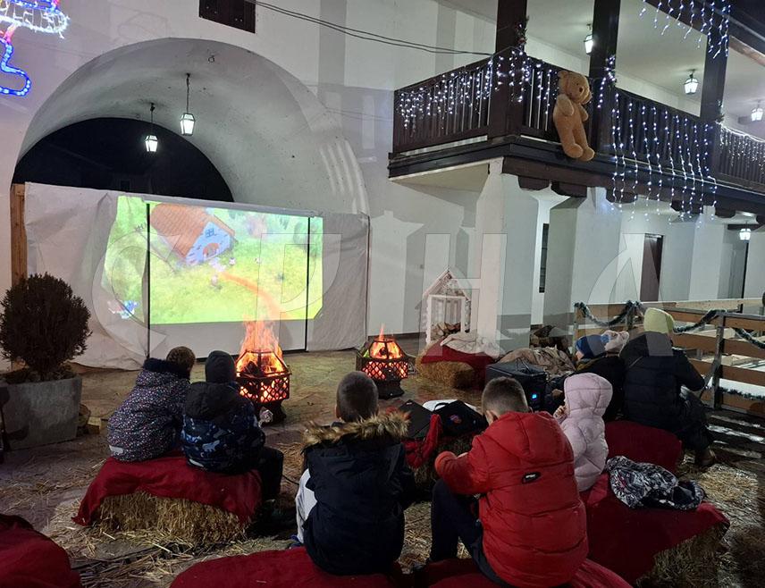 ВИШЕГРАД, 2. ЈАНУАРА /СРНА/ - У оквиру манифестације "Зимски дани Вишеграда" вечерас је у Андрићграду одржан емотиван наступ корисница Дома за лица са инвалидитетом, које су пјесмом и игром обрадовале бројне посјетиоце и измамиле аплаузе присутних.