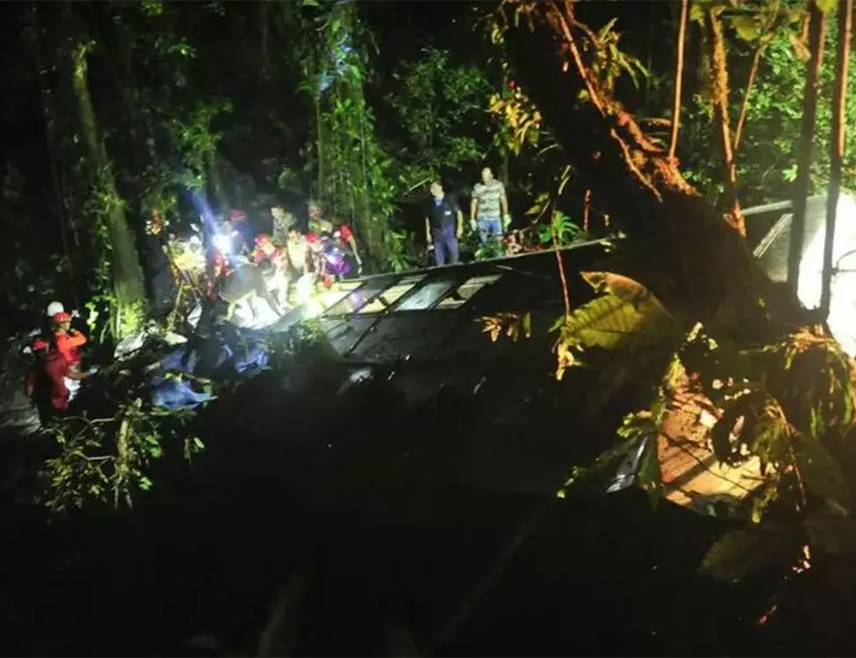 САО ПАОЛО, 3. ЈАНУАРА /СРНА/ - Најмање 11 људи је погинуло када се аутобус сударио са камионом на југу Бразила.