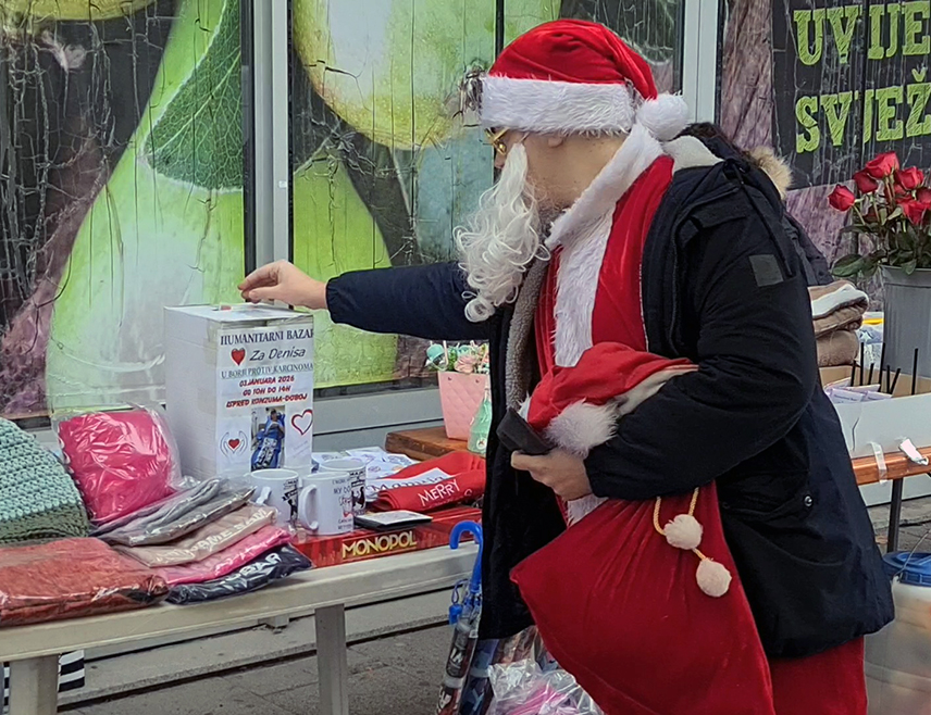 ДОБОЈ, 3. ЈАНУАРА /СРНА/ - У Добоју је организован хуманитарни базар за помоћ Денису Делићу /34/ из овог града, којем је за лијечење карцинома желуца у Турској потребно 25.000 евра.