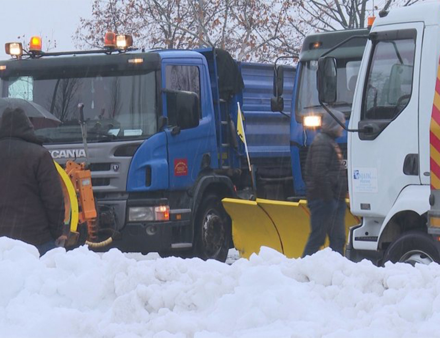 БАЊАЛУКА, 3. ЈАНУАРА /СРНА/ - Сва расположива механизација "Путева Републике Српске" на терену је 24 часа због најављених сњежних падавина, екипе путара су у приправности и спремне да интервенишу с циљем безбједног одвијања саобраћаја, речено је Срни у овом предузећу.