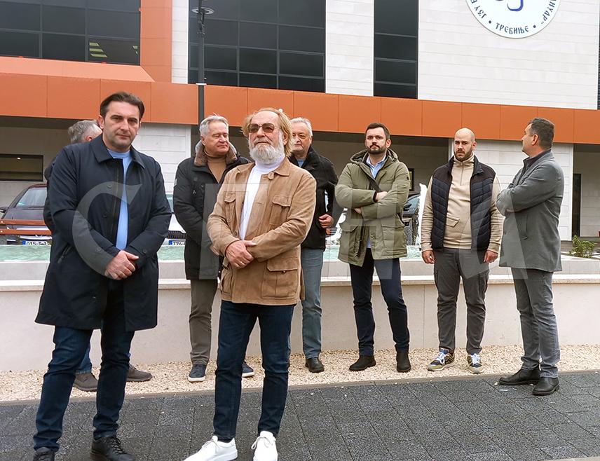 ТРЕБИЊЕ, 3. ЈАНУАРА /СРНА/ - Нова болница у Tребињу је здање врхунског, свјетског нивоа изграђено у складу са савременим медицинским и грађевинским стандардима, те представља престижни инвестициони пројекат какав је заслужила Херцеговина, а посебно овај град, изјавио је највећи инвеститор и привредник у Херцеговини Родољуб Драшковић.