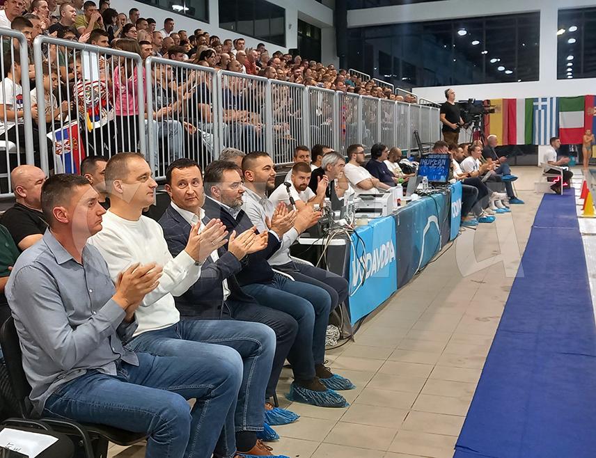 TРЕБИЊЕ, 3. ЈАНУАРА /СРНА/ - Градоначелник Tребиња Мирко Ћурић отворио је вечерас међународни ватерполо турнир у овом граду и захвалио репрезентацији Србије, актуелном олимпијском шампиону, што је Tребињу указала повјерење да организује овај важан спортски догађај.