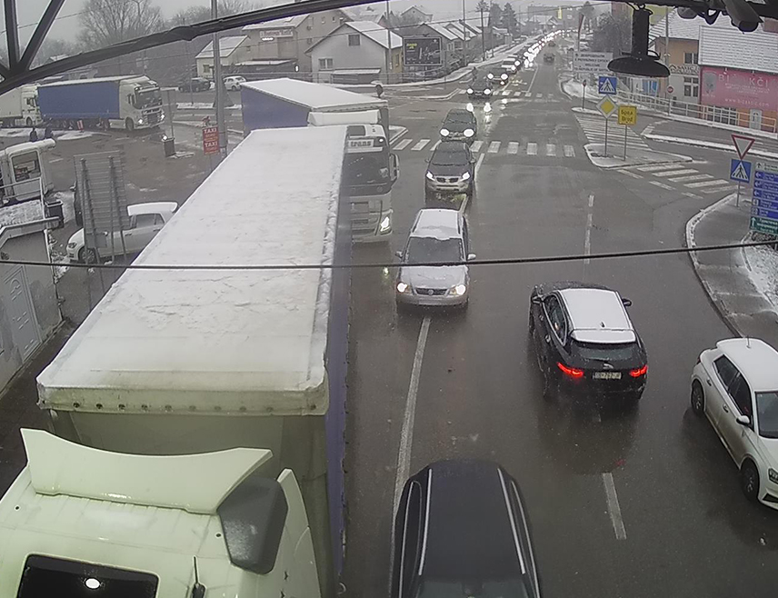 БИЈЕЉИНА, 4. ЈАНУАРА /СРНА/ - На граничним прелазима Градишка, Козарска Дубица, Нови Град, Изачић, Велика Кладуша, Брод и Орашје дуге су колоне путничких возила на излазу из БиХ.