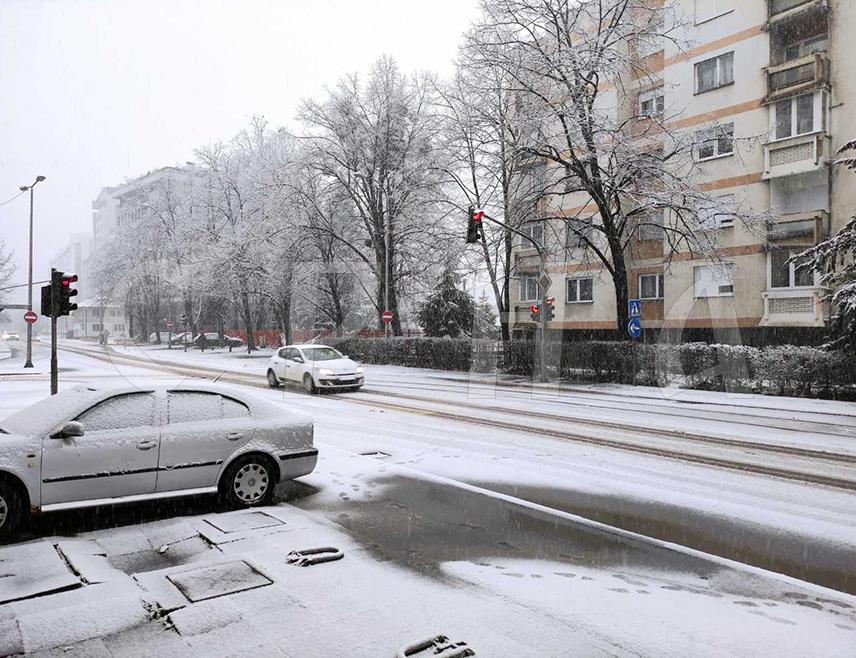 БАЊАЛУКА, 4. ЈАНУАРА /СРНА/ - Екипе зимске службе у Бањалуци раде у пуном капацитету и због сњежних падавина на терену су од раних јутарњих часова, саопштено је из Градске управе Бањалука.