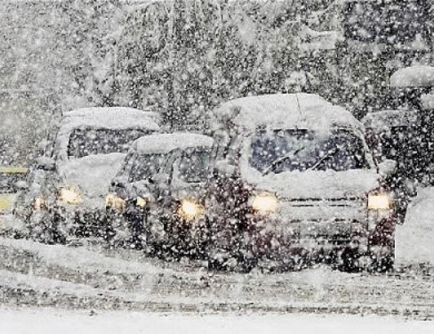 БАЊАЛУКА, 4. ЈАНУАРА /СРНА/ - Због сњежних падавина обустављен је саобраћај за теретна возила на дионицама магистралних путева Зворник-Tузла преко превоја Црни врх и Власеница-Соколац преко Хан Погледа, саопштено је из Ауто-мото савеза /АМС/ Српске.