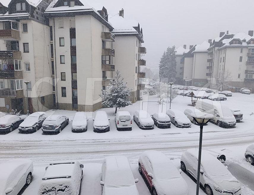 МРКОЊИЋ ГРАД, 4. ЈАНУАРА /СРНА/ - На подручју општине Мркоњић Град пада снијег слабијег интензитета, сви путеви и градске улице су проходни, а екипе за одржавање путних праваца су на терену.