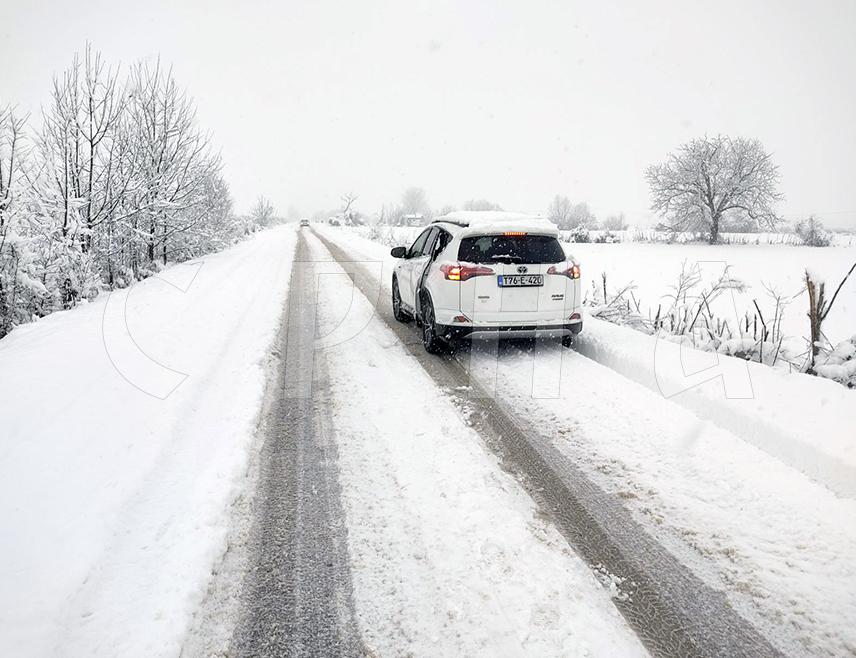 ЛОПАРЕ, 4. ЈАНУАРА /СРНА/ - У Лопарама је у току чишћење локалних и некатегорисаних путева и до краја дана би сви требало да буду проходни, рекао је Срни начелник Лопара Радо Савић.