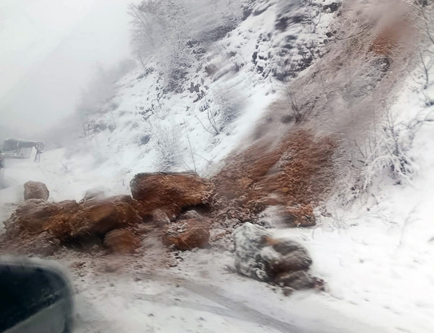 ПАЛЕ, 4. ЈАНУАРА /СРНА/ - На магистралном путу Пале-Сарајево у мјесту Лапишница дошло је до обрушавања стијене на коловоз.