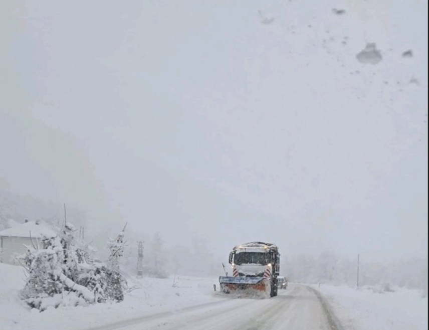 БАЊАЛУКА, 4. ЈАНУАРА /СРНА/ - У Републици Српској проходни су сви путеви, а саобраћај се на планинским превојима одвија отежано због чега је на одређеним дионицама забрањено кретање теретним возилима, изјавио је Срни руководилац Одјељења за редовно одржавање путева у предузећу "Путеви Републике Српске" Срђан Јолић.