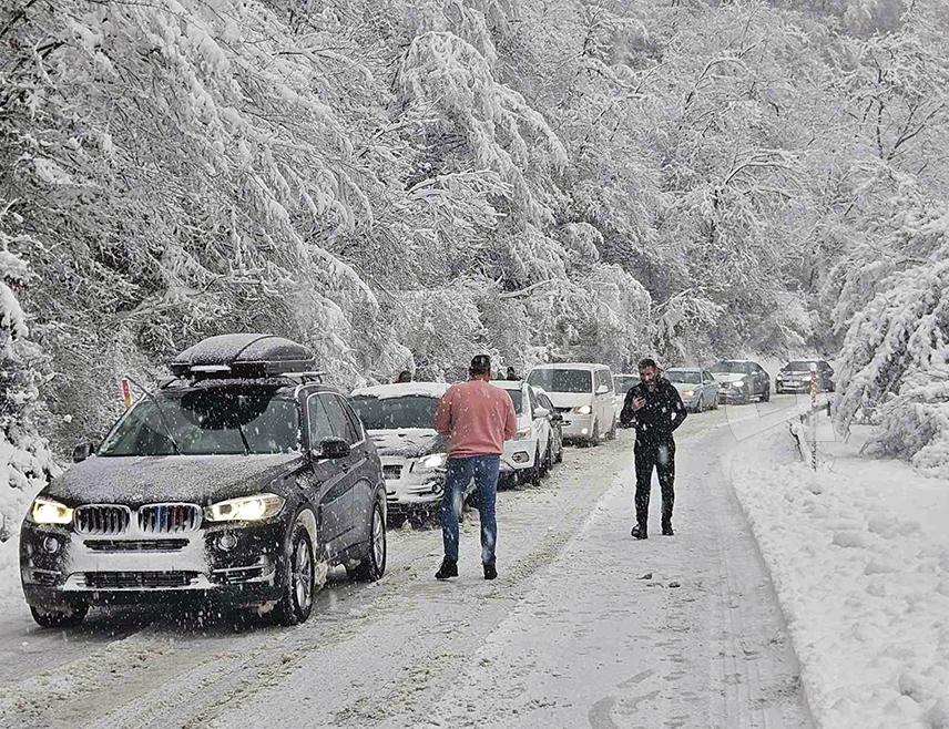 РОГАТИЦА, 4. ЈАНУАРА /СРНА/ - Камиони су направили застој у саобраћају на магистралном путу Рогатица - Устипрача преко Романије, гдје интензивно пада снијег, јавља извјештач Срне са лица мјеста.