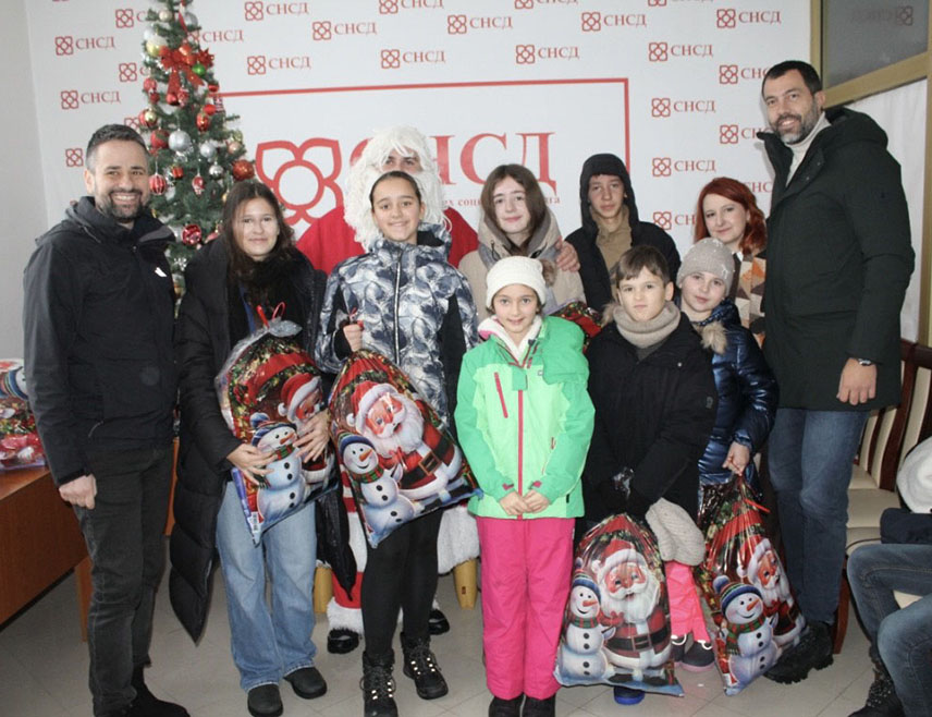 ДРВАР, 4. ЈАНУАРА /СРНА/ – Руководство СНСД-а посјетило је данас општине Дрвар, Гламоч, Босанско Грахово и Босански Петровац, у којима живи српско становништво и том приликом д‌јеци подијелило новогодишње пакетиће.