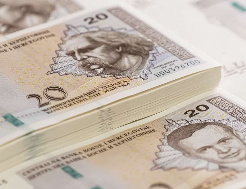 САРАЈЕВО, 5. ЈАНУАРА /СРНА/ - У Федерацији БиХ /ФБиХ/ данас почиње исплата децембарских пензија, најављено је из федералног Завода за пензијско и инвалидско осигурање.