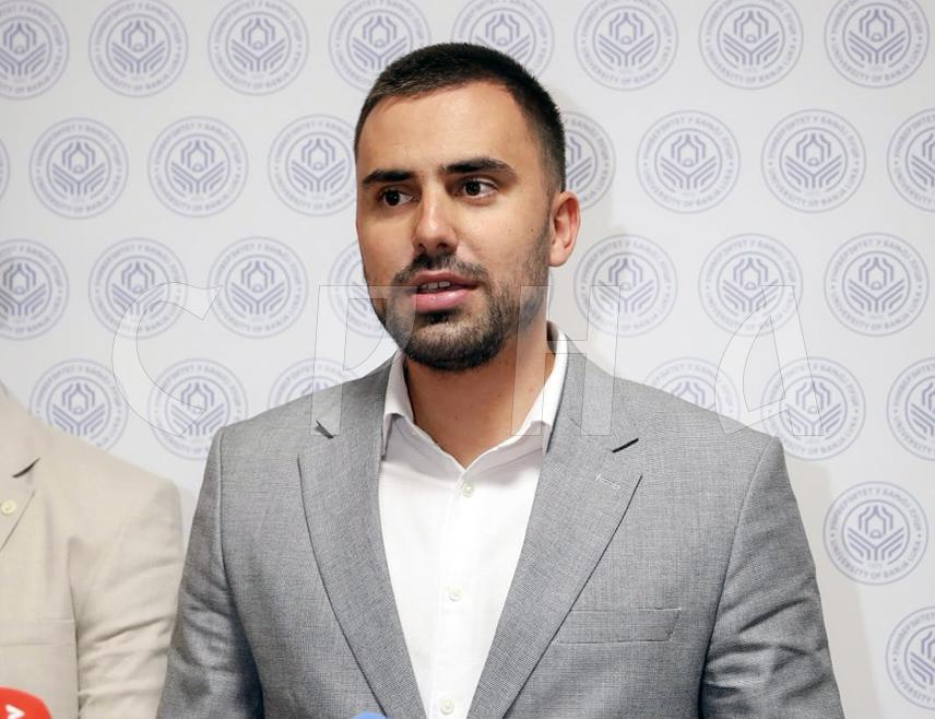 ПАЛЕ, 6. ЈАНУАРА /СРНА/ - Предсједник студентског парламента Универзитета у Источном Сарајеву Милан Савић изјавио је Срни, поводом обиљежавања 9. јануара – Дана Републике, да млади, као дио академске заједнице, носе посебну одговорност да чувају вриједности на којима је Српска настала.