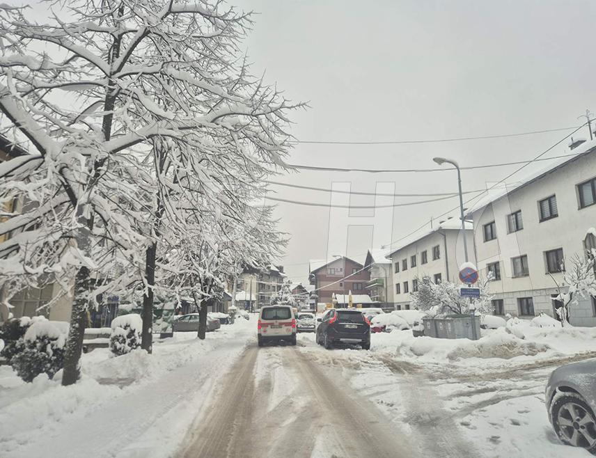 МРКОЊИЋ ГРАД, 5. ЈАНУАРА /СРНА/ - Путни правци на подручју општине Мркоњић Град овог јутра су проходни, а надлежне екипе на терену чисте снијег на путним прилазима према појединим селима, речено је Срни у Општинској служби за одржавање путева и саобраћајница.