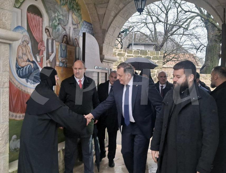 ТРЕБИЊЕ, 5. ЈАНУАРА /СРНА/ - Предсједник СНСД-а Милорад Додик стигао је у Мркоњиће, родно мјесто Светог Василија Острошког, гдје ће дочекати предсједника Србије Александра Вучића.