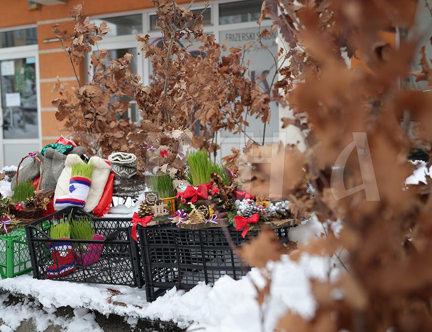 ИСТОЧНО САРАЈЕВО, 5. ЈАНУАРА /СРНА/ – Божићна атмосфера већ је завладала Источним Сарајевом, а снијежни призори додатно употпуњују празнични угођај уочи најрадоснијег хришћанског празника Божића.