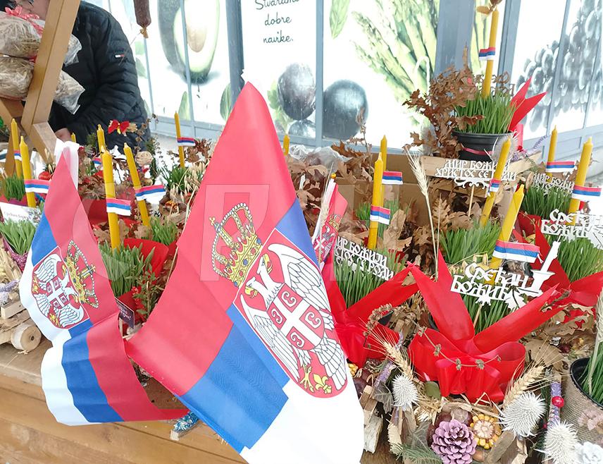 НОВИ ГРАД, 5. ЈАНУАРА /СРНА/ - На више штандова у главној улици у Новом Граду продају се бадњаци, слама и жито.