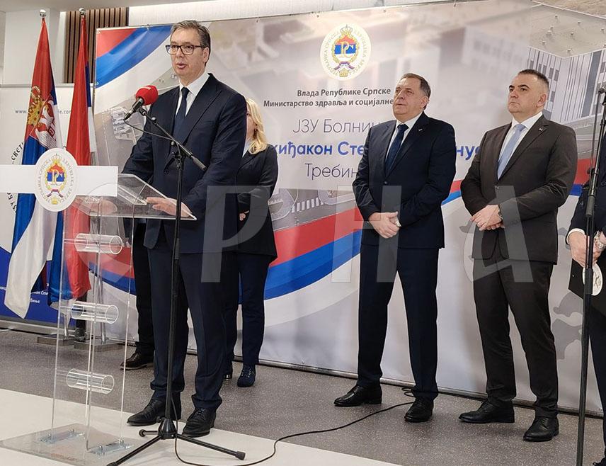 ТРЕБИЊЕ, 5. ЈАНУАРА /СРНА/ - Предсједник Србије Александар Вучић замолио је руководства Републике Српске и БиХ да дају потребне дозволе за изградњу аеродрома у Требињу, још једну важну инвестицију Србије у том граду.