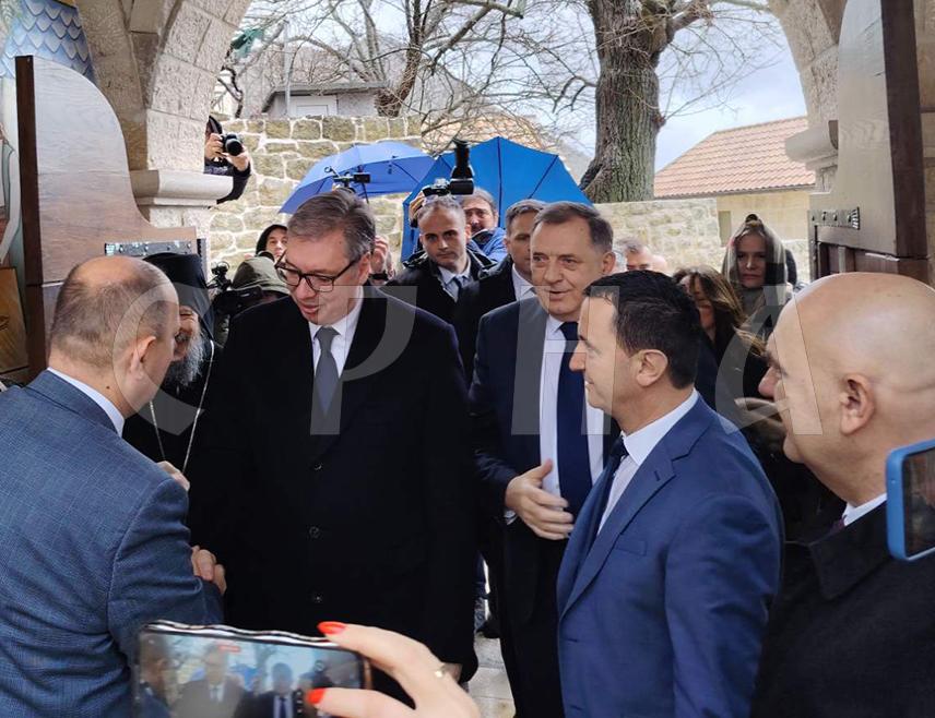 ТРЕБИЊЕ, 5. ЈАНУАРА /СРНА/ - Србија ће наставити да помаже Републику Српску и увијек ће бити уз свој, српски народ, поручио је данас предсједник Србије Александар Вучић из Мркоњића код Требиња.