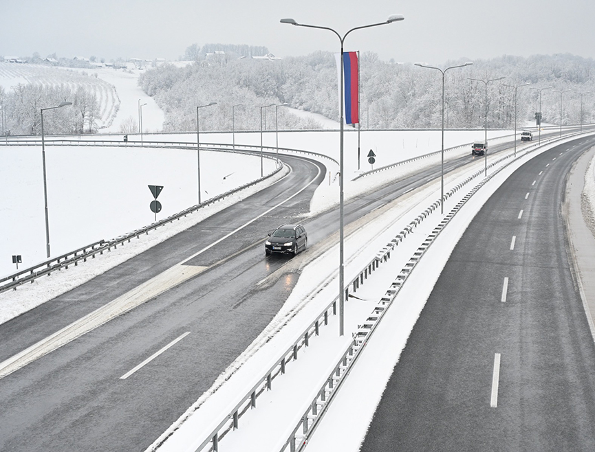 БАЊАЛУКА, 5. ЈАНУАРА /СРНА/ - Све дионице ауто-путева у Републици Српској су проходне, саобраћај се одвија без већих потешкоћа, коловози су без снијега, али мокри и клизави, саопштено је из "Аутопутева Републике Српске".