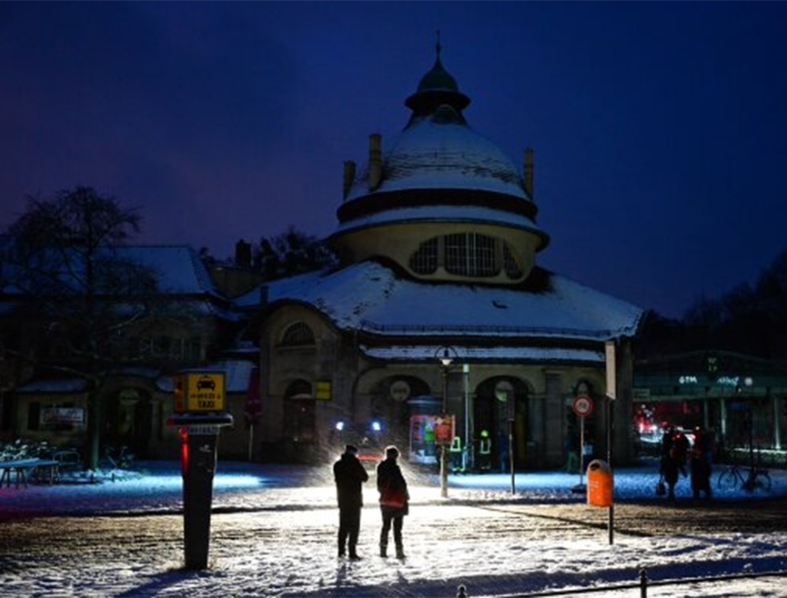 БЕРЛИН, 5. ЈАНУАРА /СРНА/ - Без струје и гријања је трећи дан око 30.000 становника Берлина, након напада на електро-мрежу у југозападном дијелу њемачке пријестонице, преноси агенција ДПА.