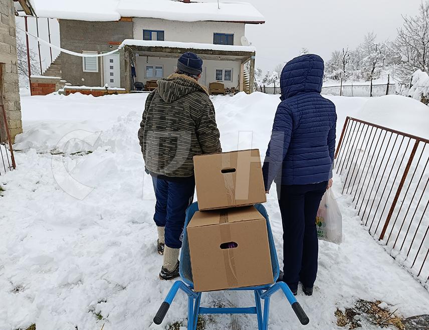МРКОЊИЋ ГРАД, 5. ЈАНУАРА /СРНА/ - Коло српских сестара "Рођење Пресвете Богородице" из Мркоњић Града подијелило је данас 40 пакета основних животних намирница и средстава за хигијену породицама слабијег материјалног стања на подручју града и у селима Котор и Ораховљани.