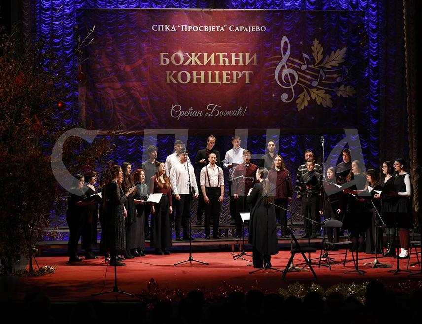 САРАЈЕВО, 5. ЈАНУАРА /СРНА/ - Српско просвјетно и културно друштво "Просвјета" вечерас је у Народном позоришту у Сарајеву одржало традиционални божићни концерт, који је и ове године окупио велики број љубитеља хорске и камерне музике.