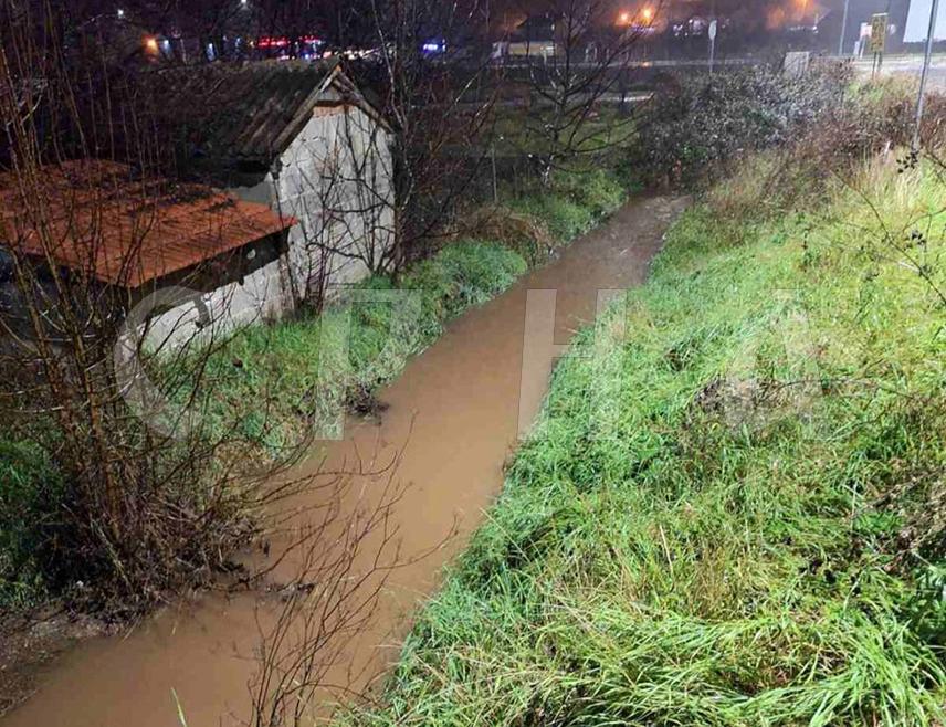МОСTАР, 6. ЈАНУАРА /СРНА/ - Ријеке Буна и Нерeтва поплавиле су више насеља на подручју Мостара, при чему је вода захватила дио кућа, пољопривредне површине и воћњаке.