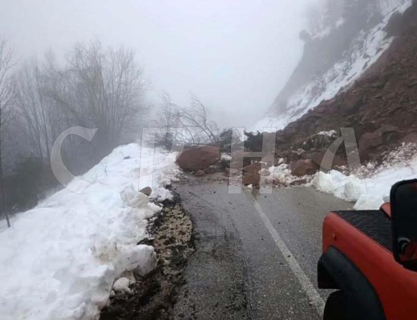 ПАЛЕ, 6. ЈАНУАРА /СРНА/ - На подручју општине Пале забиљежено је благо изливање ријеке Праче, као и појава клизишта која су проузоковала прекид саобраћаја на путном правцу Подграб-Јахорина.