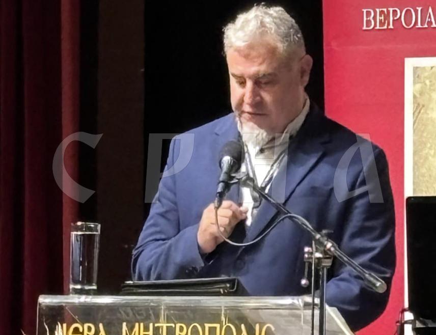 ФОЧА, 6. ЈАНУАРА /СРНА/ - Славећи Божић и поздрављајући се ријечима "Мир Божији, Христос се роди - Ваистину се роди!", људи увијек изнова треба да се подсјећају да је рођење Исуса Христа помирење Бога са човјеком и прилика за стицање вјечног живота кроз љубав према Богу и ближњима, каже за Срну професор Православног богословског факултета Универзитета у Београду Предраг Драгутиновић.