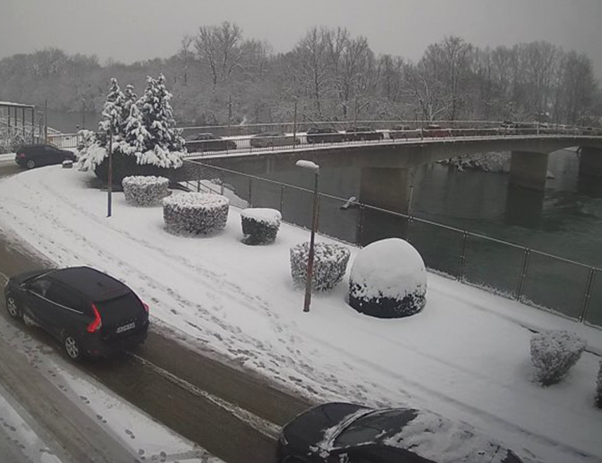 БАЊАЛУКА, 6. ЈАНУАРА /СРНА/ - На граничним прелазима Изачић, Велика Кладуша, Нови Град, Градина, Градишка, Брод и Свилај дуге су колоне возила на излазу из БиХ.