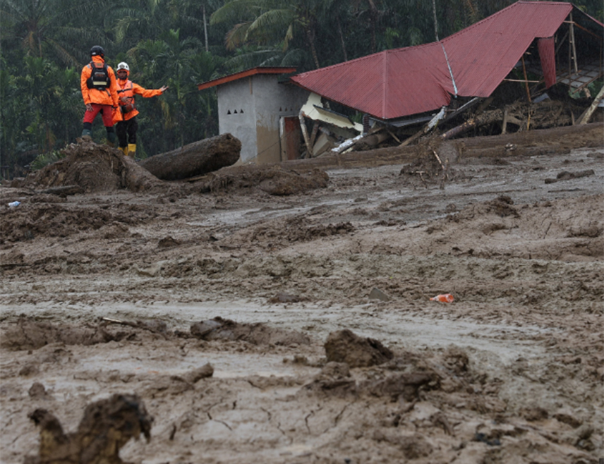 МАНАДО, 6. ЈАНУАРА /СРНА/ - Најмање 16 људи погинуло је у поплавама које су изазвале обилне падавине у покрајини Сјеверни Сулавези, у Индонезији, саопштио је портпарол регионалне канцеларије за потрагу и спасавање Нуријадијан Гумеленг.