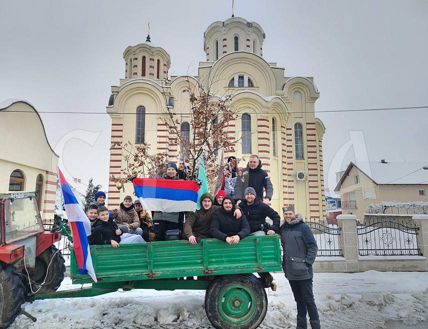 ШАМАЦ, 6. ЈАНУАРА /СРНА/ - Кроз 25 сеоских мјесних заједница на шамачком подручју сваке године се проноси бадњак, а ове године први пут и кроз градско језгрo Шамца, на задовољство и срећу вјерујућег народа, изјавио је Срни свештеник Храма Светог великомученика Димитрија Ненад Tојић.