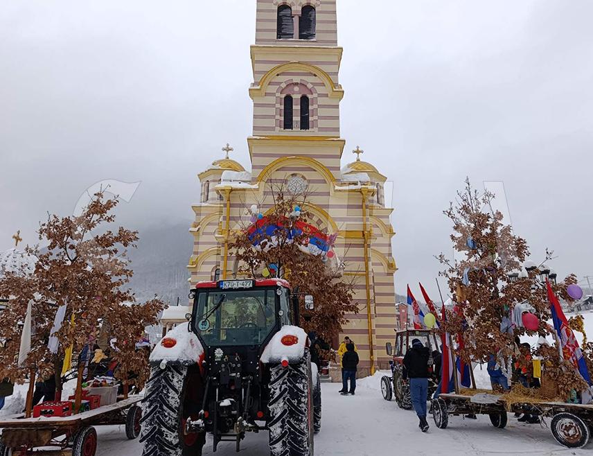МРКОЊИЋ ГРАД, 6. ЈАНУАРА /СРНА/ - Код храмова широм Мркоњић Града организован је дочек бадњака, који ће након вечерњег богослужења бити налагани.