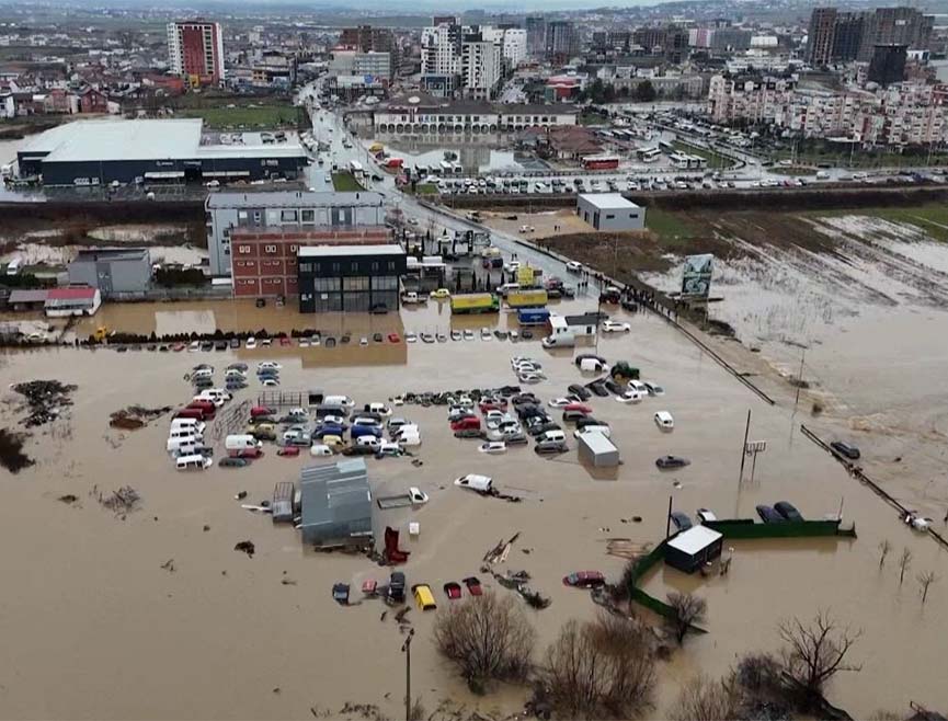 ПРИШТИНА, 6. ЈАНУАРА /СРНА/ - Поплаве су захватиле западни и централни дио Косова и Метохије усљед обилних падавина, најтежа ситуација је у општини Глоговац гдје је више од 20 породица евакуисано, а многи путеви су под водом која пријети и трафостаници због чега је обустављена испорука електрчне енергије.